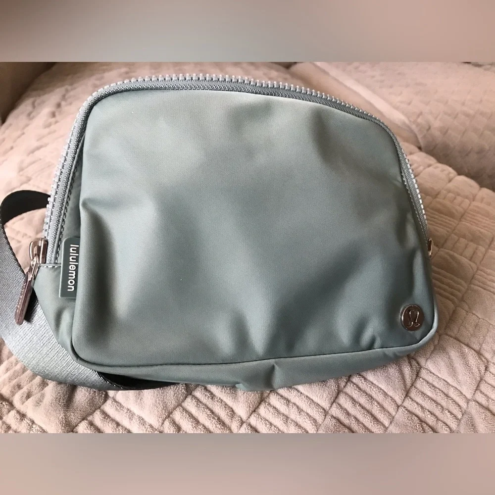 Everywhere Belt Bag   NWOT - Picture 2 of 10